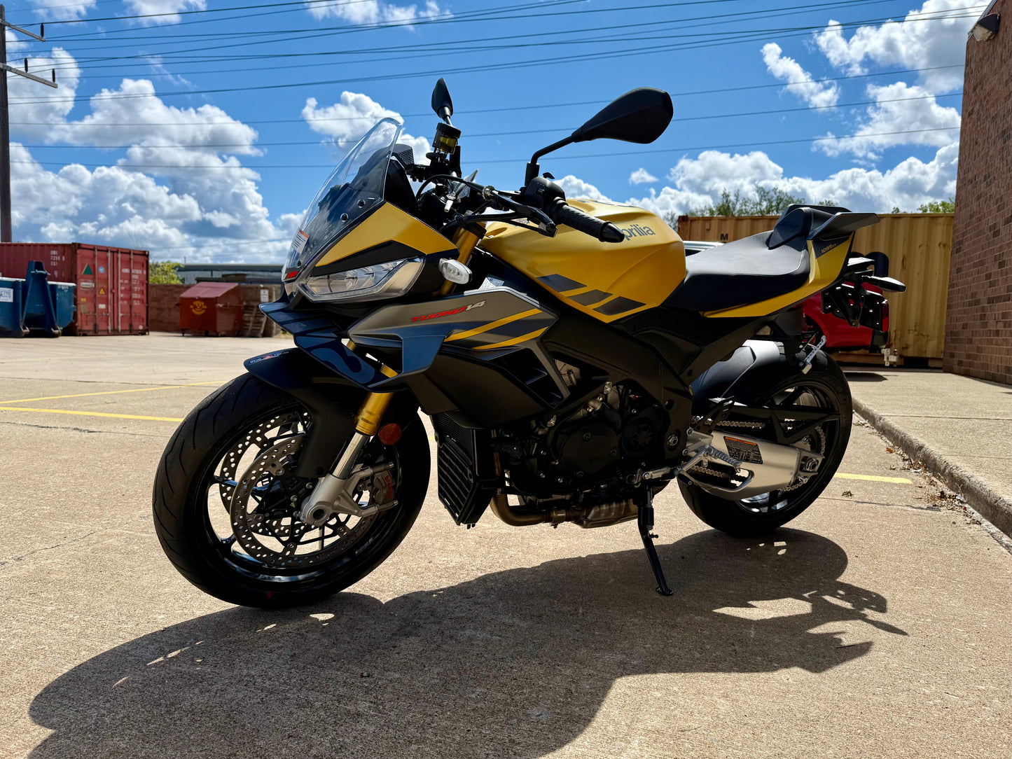 2026 Aprilia Tuono V4 - Scorpion Yellow - AP2112