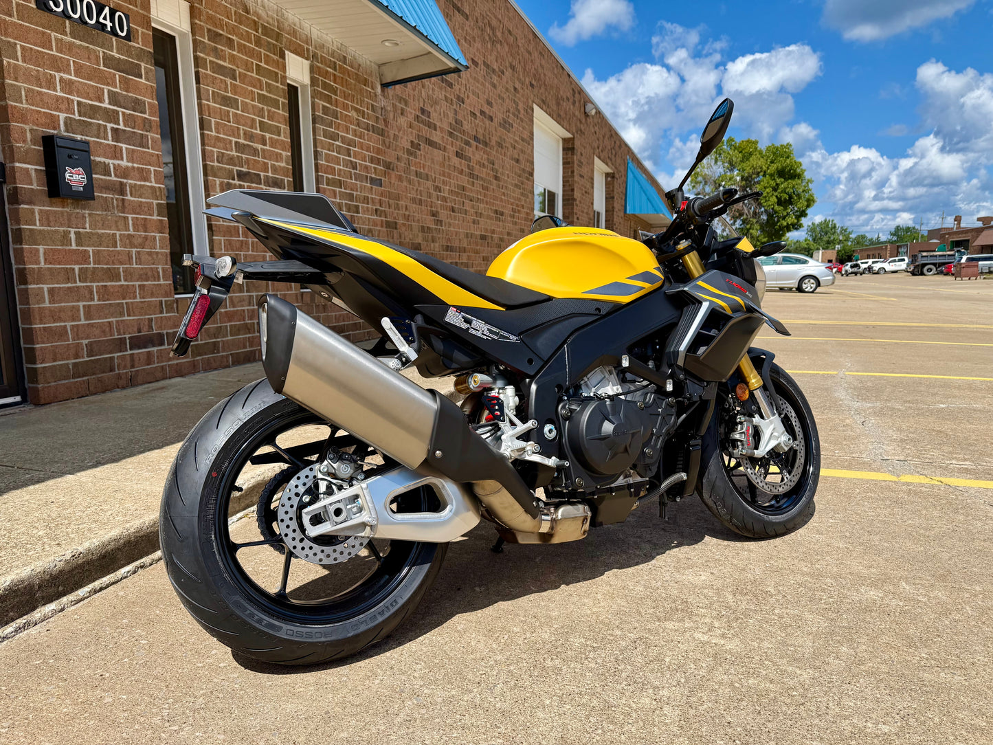 2026 Aprilia Tuono V4 - Scorpion Yellow - AP2112