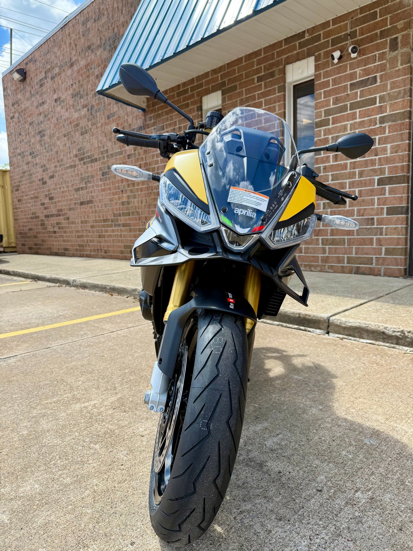 2026 Aprilia Tuono V4 - Scorpion Yellow - AP2112
